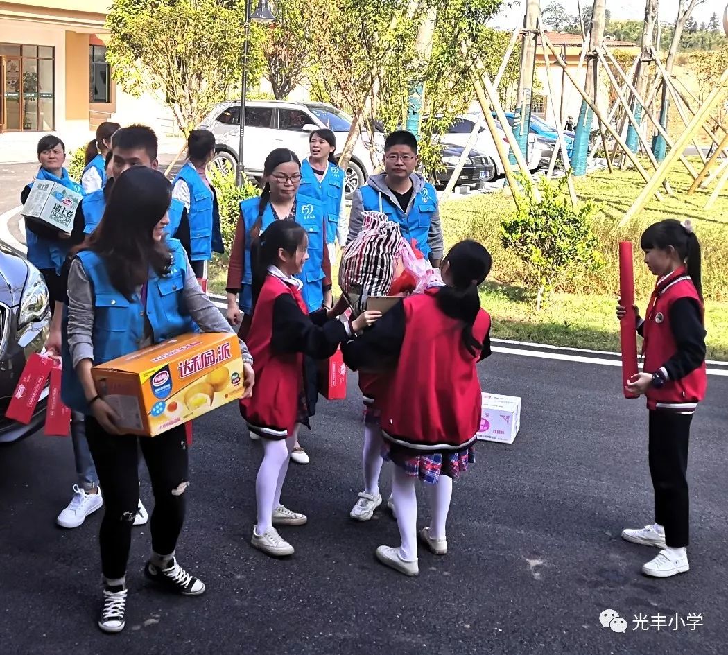 大手拉小手公益我先行光丰小学与金山角社区及家庭三结合开展爱心公益