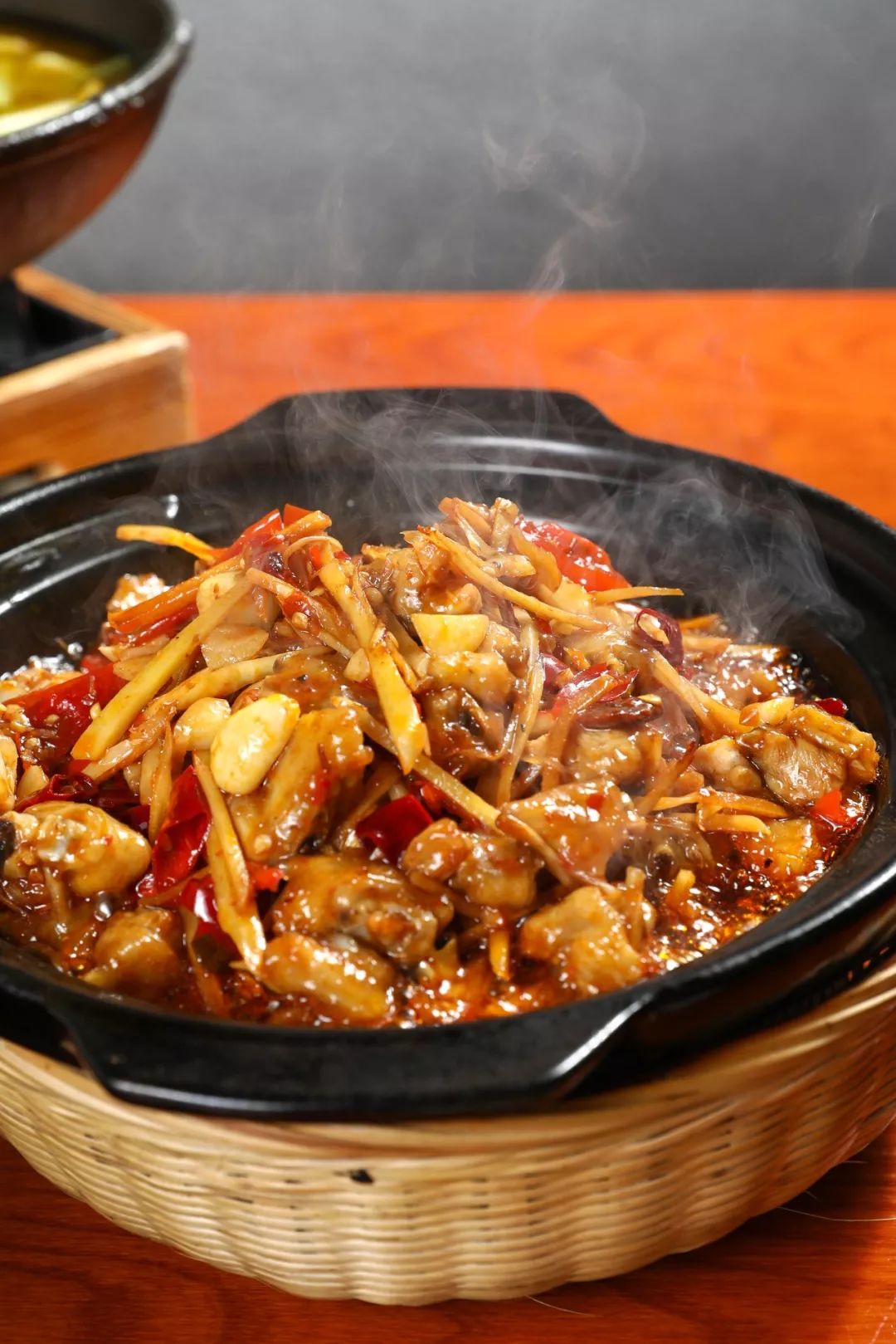 这道古法煲仔泡椒鸡用砂锅小火煲制泡椒和姜丝浓郁的香味渗透到每一丝