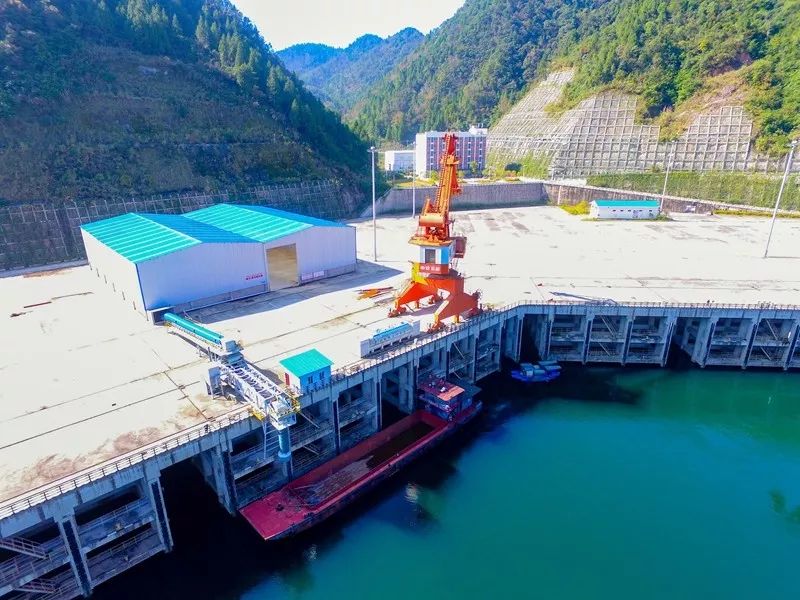 百吨级货轮停靠乌江贵州通达大海的梦想正在实现