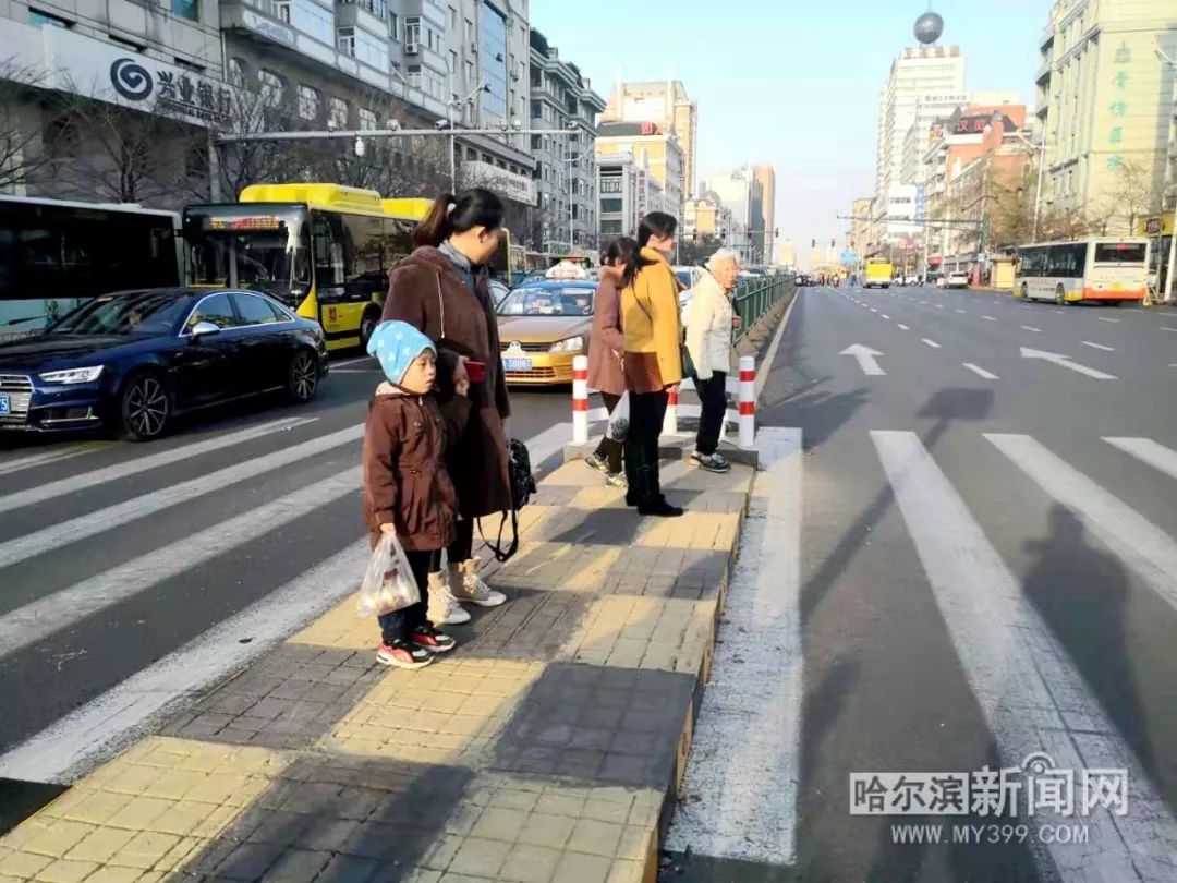 70处二次过街安全岛陆续安装丨行人闯红灯机动车不礼让行人将从严处罚