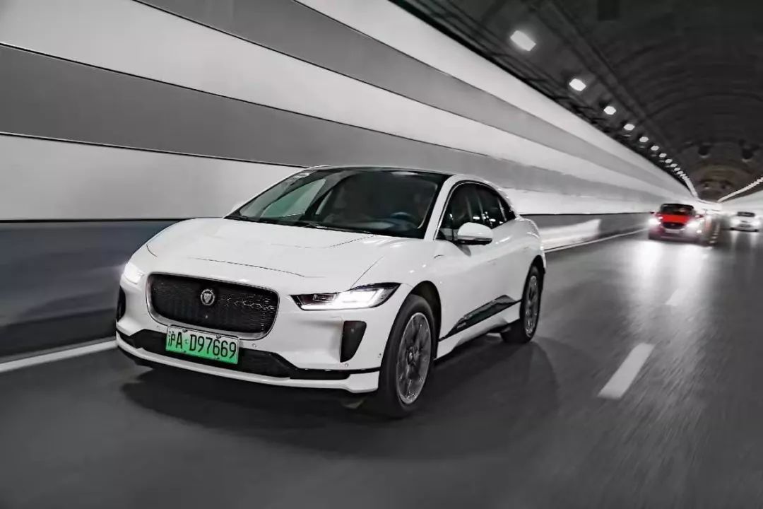 除了卓越的运动性能,i-pace更展现出捷豹在电动车领域的扎实功底与