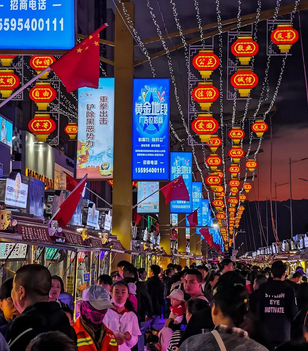 亦或是宁夏地标缩影的大阅城观光夜市.