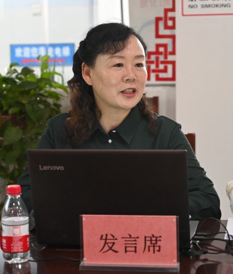 开封市口腔医院书记,院长李彩霞介绍到会领导及相关人员.
