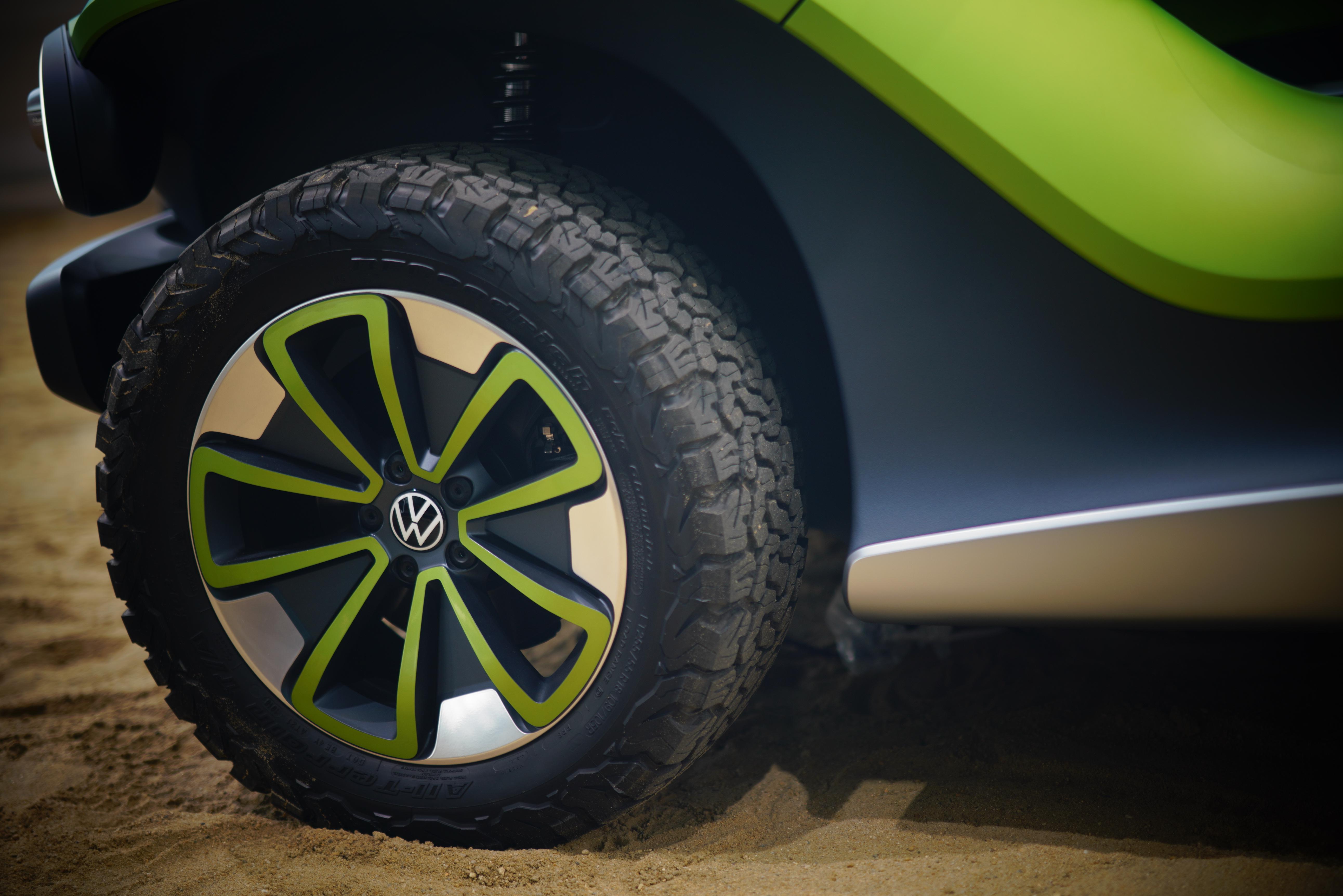 轮毂同样采用双色设计,五辐花瓣状的风格很有视觉张力,非常耐看.