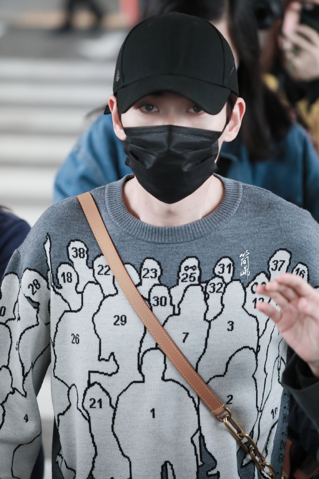 朱一龙一身休闲装扮现身机场只露出眼睛的美貌杀伤力瞬间提升十倍