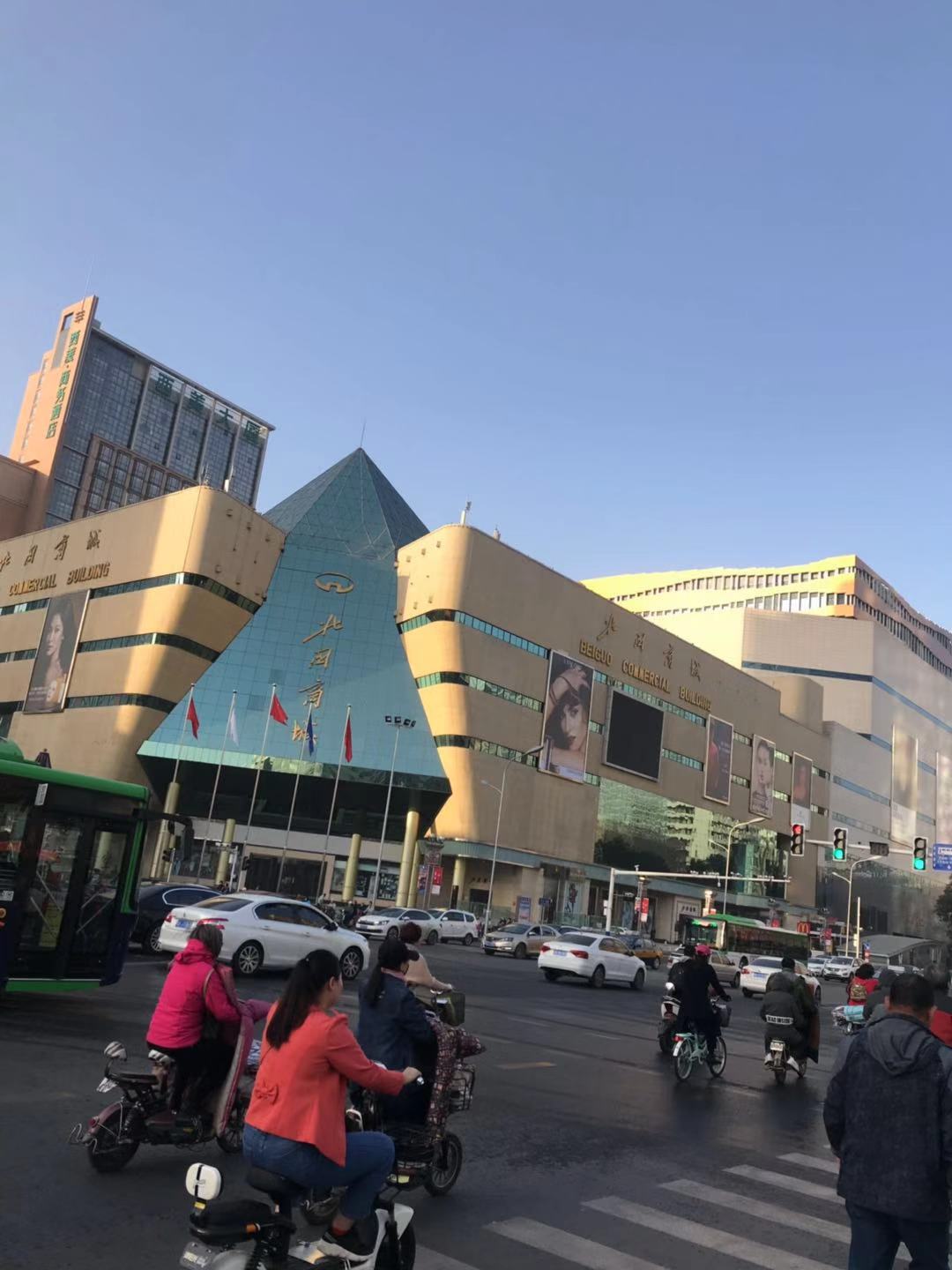 原创发现美之石家庄北国商城霓虹灯下苦苦等待恋人的姑娘