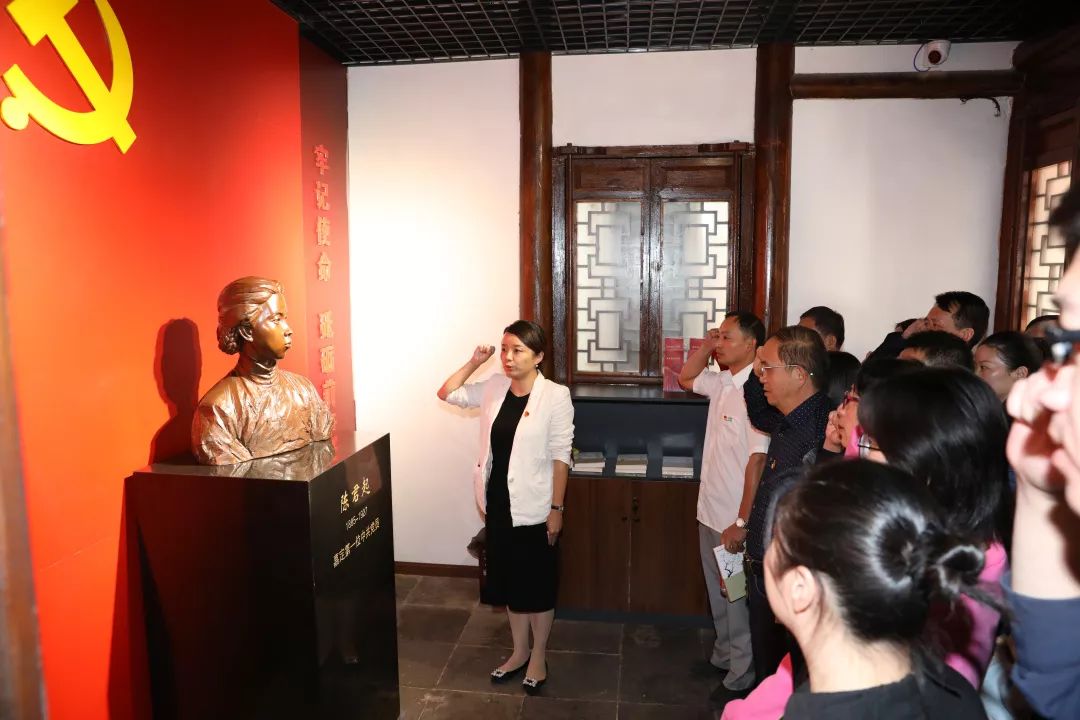 随后,"两新"党员们走进了刚落成的陈君起纪念馆,在专业解说员的带领下