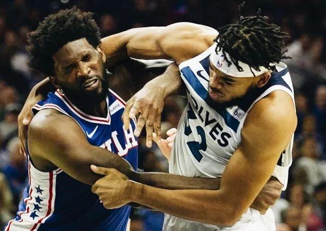 原创唐斯太难了!打个架被西蒙斯锁喉被恩比德抠眼!球迷:这才是篮球