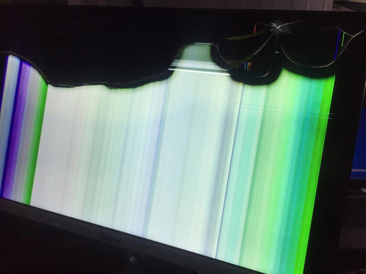 显示器屏幕碎了换屏心也碎了