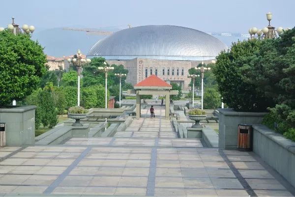 松涛园的一隅,耸立青少年文体活动中心,室内各种文体活