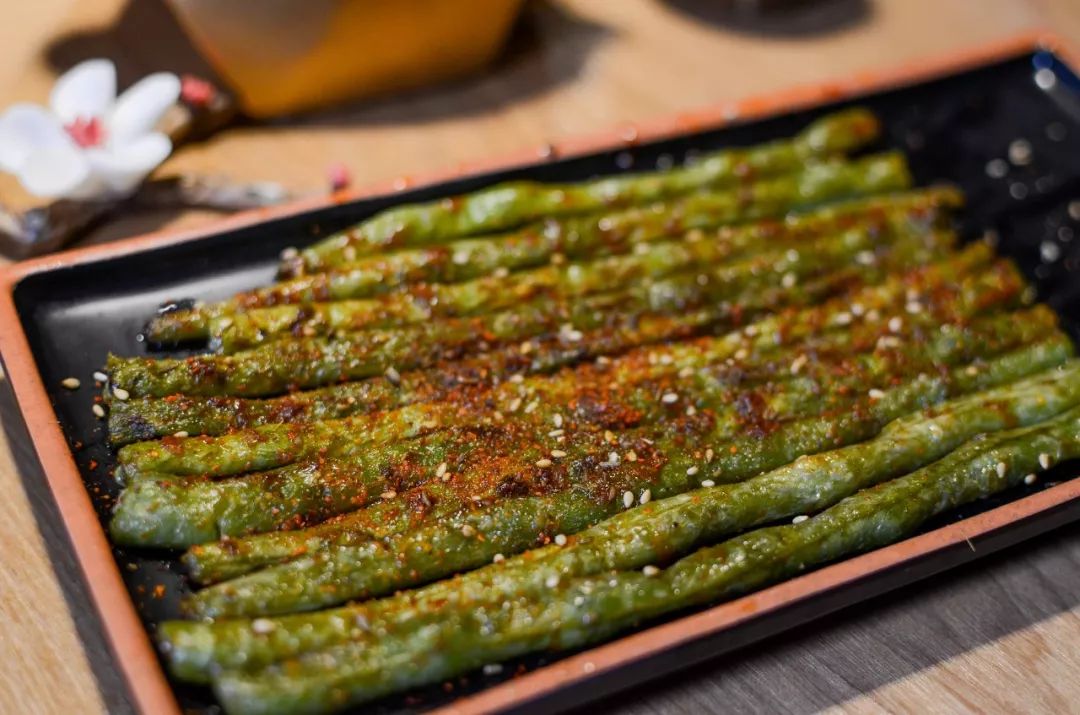 烤豆角"八爷串道"的主食:五花肉小串炒饭,麻辣炒面,是别处吃不到的