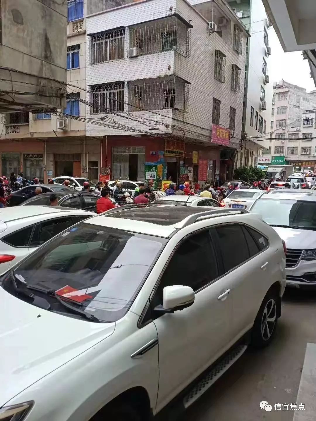 今早信宜城北竹山桥路段塞车塞成一镬粥何解?