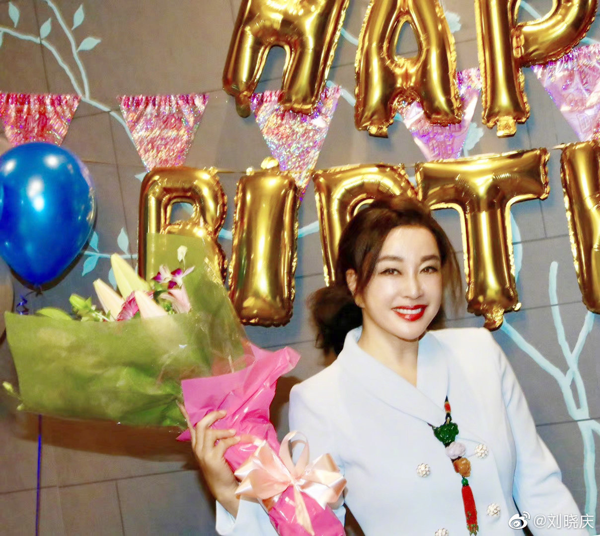 刘晓庆办64岁生日宴皮肤紧致超年轻网友怎么看都像少女