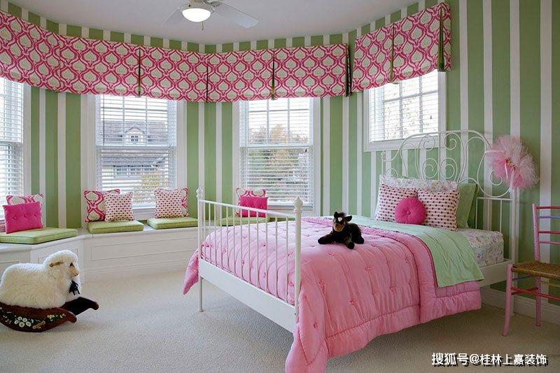 20种有趣的粉色和绿色卧室设计