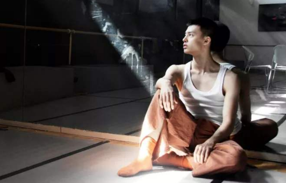 《少年的你》郑易成功走红,让人又爱又恨,曾经还出演过红海行动_尹昉