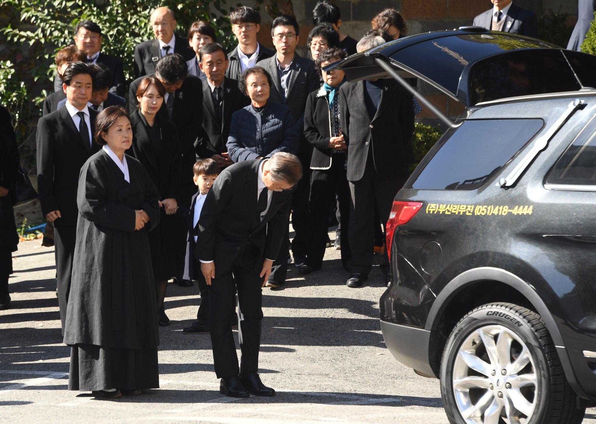 离别时刻!66岁"儿子文在寅"流着眼泪送妈妈最后一程