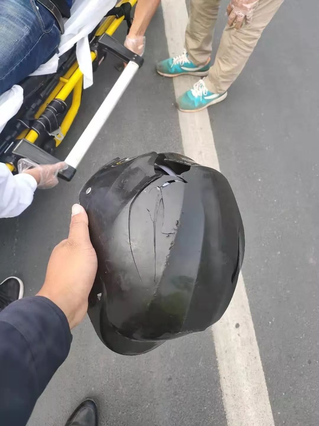 接警后,民警立即赶到事故现场.