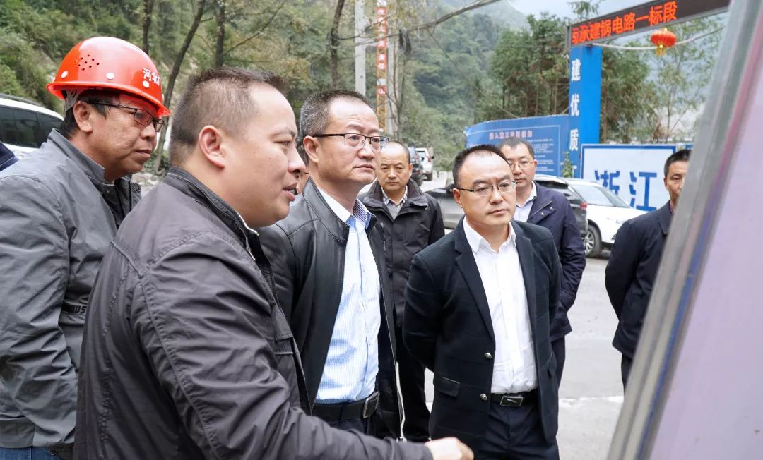 副市长张桥到天全调研锅浪跷还建公路项目建设推进情况