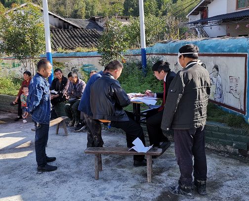 10月28日,鳳岡法院執行幹警來到永和鎮魚塘村,將被他人拖欠了三年之久