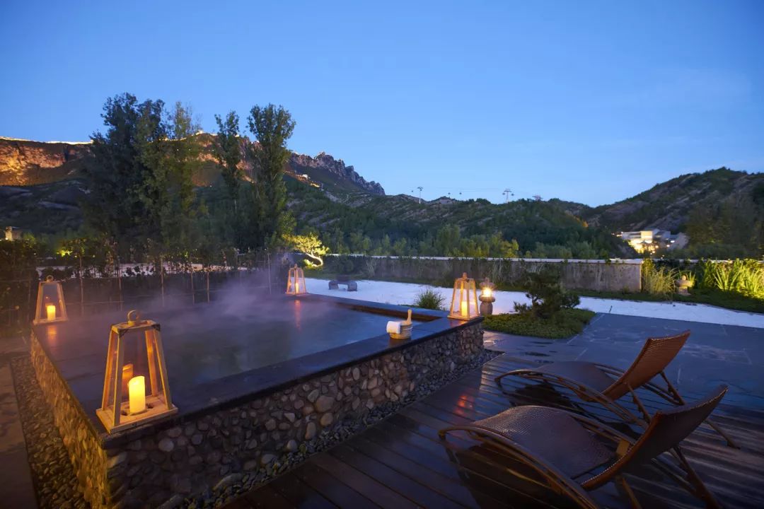 在悬崖边泡着温泉欣赏雪景,梦幻般的场景在这里统统可以实现!