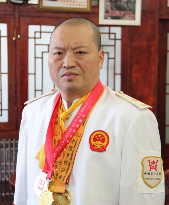 冯天云授勋中国烹饪大师传承荥经味道