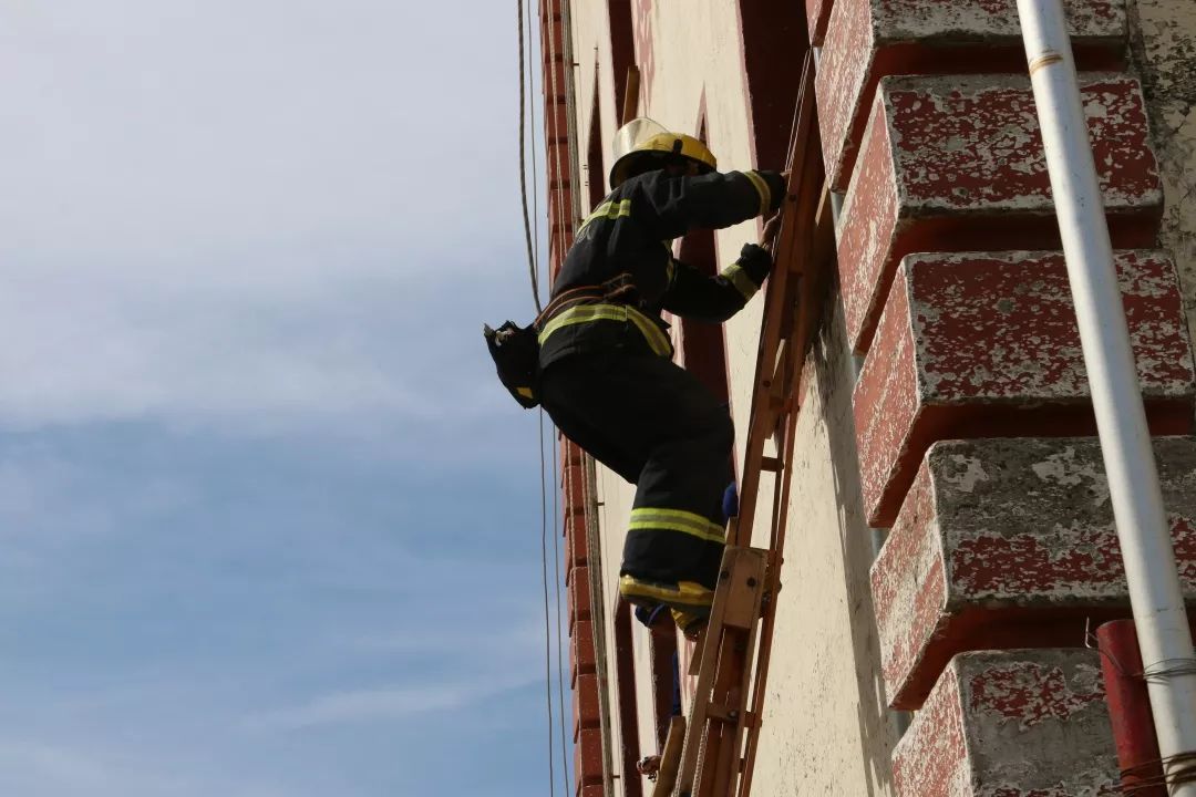 3黑暗環境搜索考核要求:考生著全套消防員防護套具,以雙手雙膝匍匐