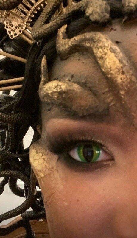 眼睛戴了美瞳成了黄绿色,有希腊神话第一女妖的风采.