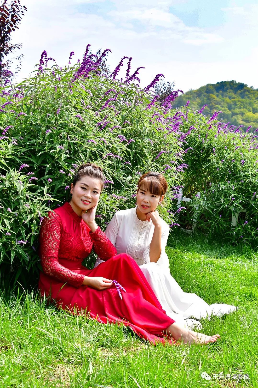 大爷带着大妈来了,少男少女牵手来了,少妇带着宝宝来了,大妈带着纱巾