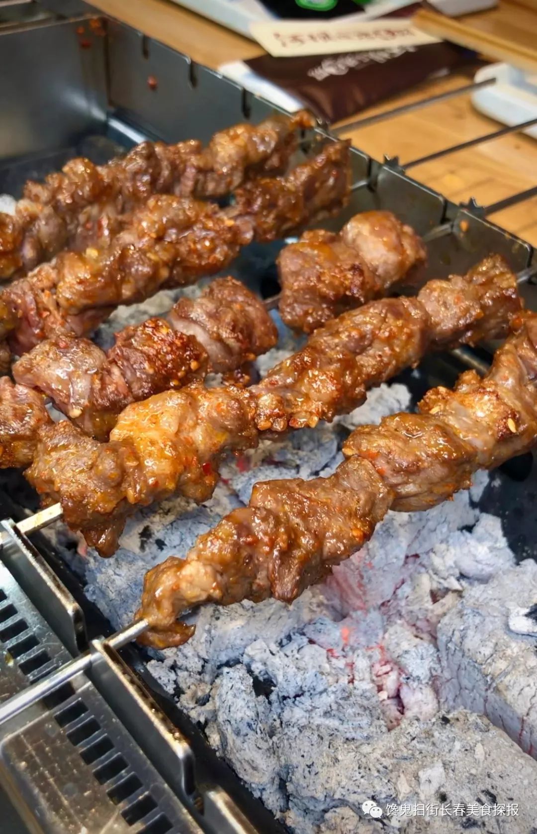 珲春黄牛大片肉串,满口香.整只羊挂大厅,现剔现串!