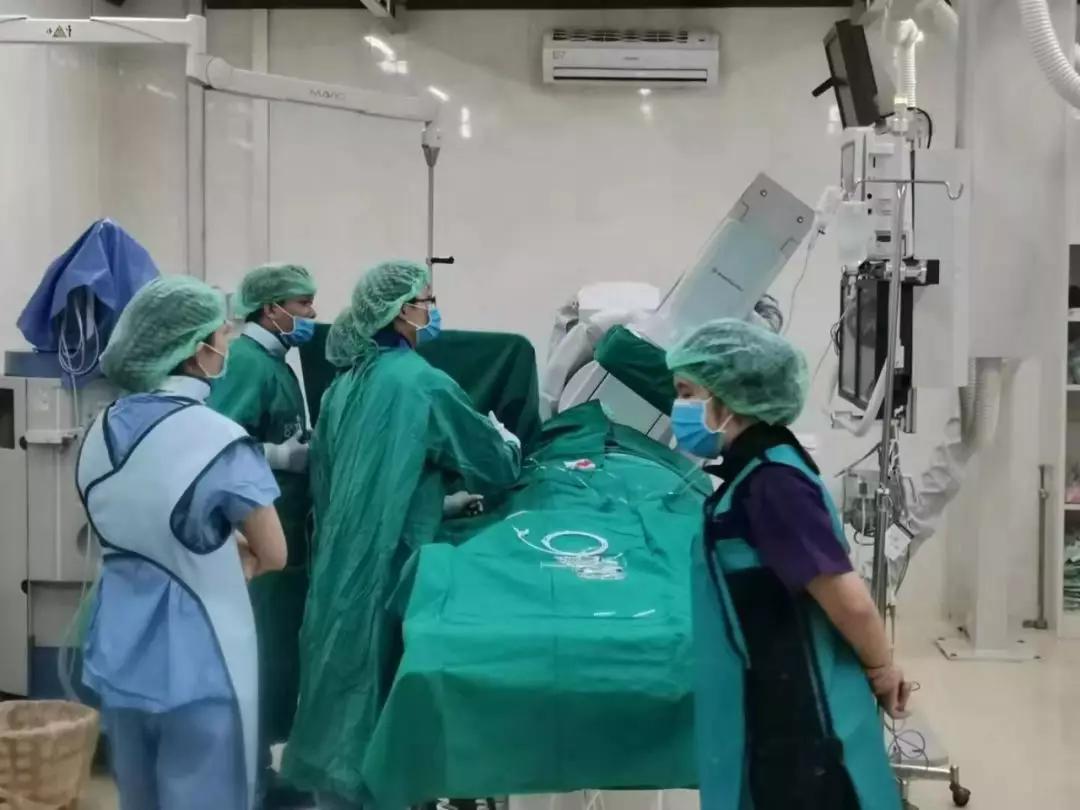 云南省阜外心血管病医院专家携手乐普医疗在老挝成功开展示范手术