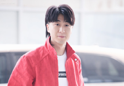 成员丁飞也连发数文,质疑pgone回应内容,暗讽称"有人觉得自己文案特别