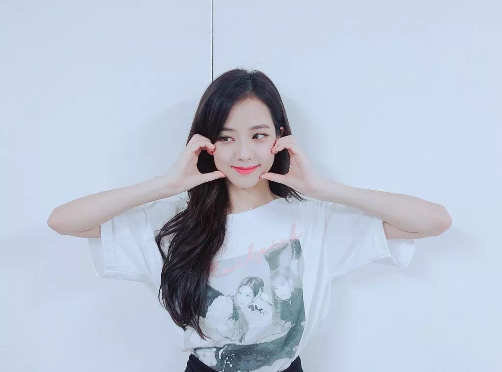 感觉也非常可爱…chuu heart 咬咬爱心…这个爱心手势由女团lo