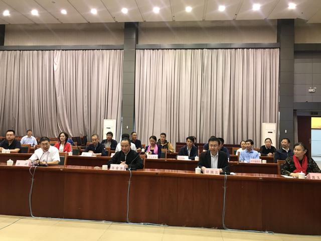 组织部长肖峰主持,普洱市委常委,市人民政府常务副市长胡国云到会致辞