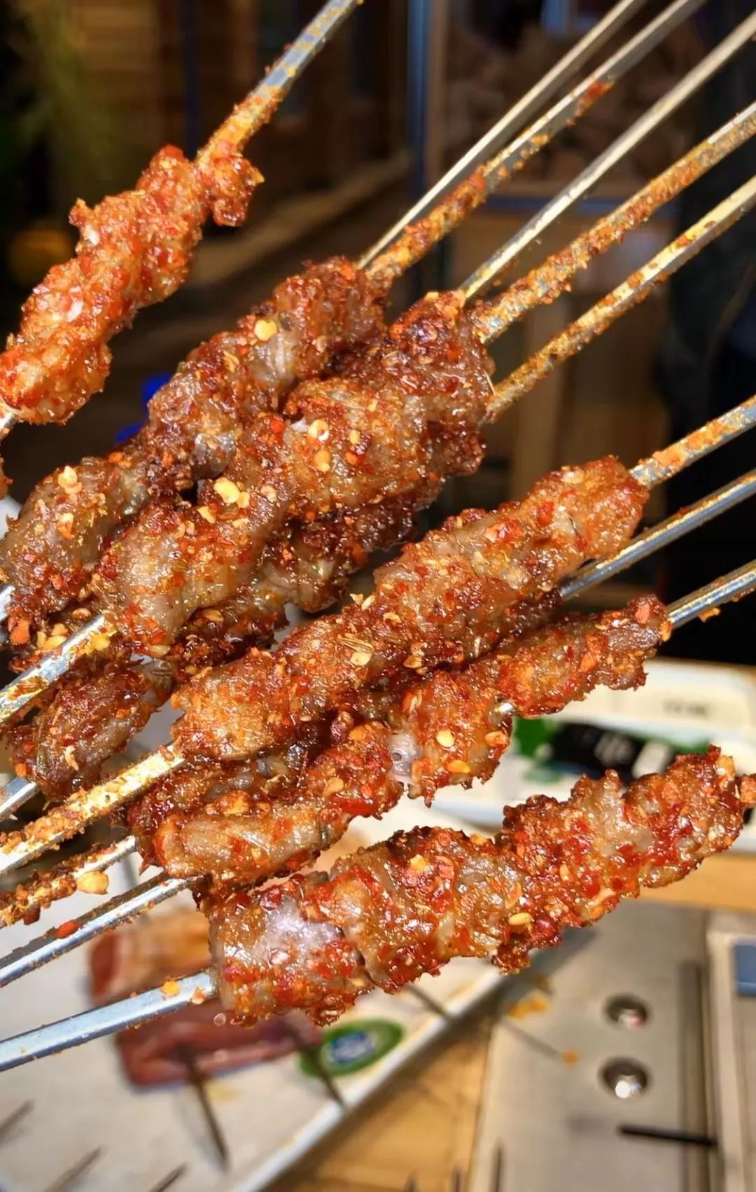 珲春黄牛大片肉串,满口香.整只羊挂大厅,现剔现串!