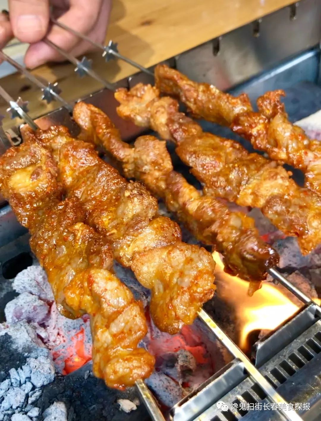 珲春黄牛大片肉串,满口香.整只羊挂大厅,现剔现串!