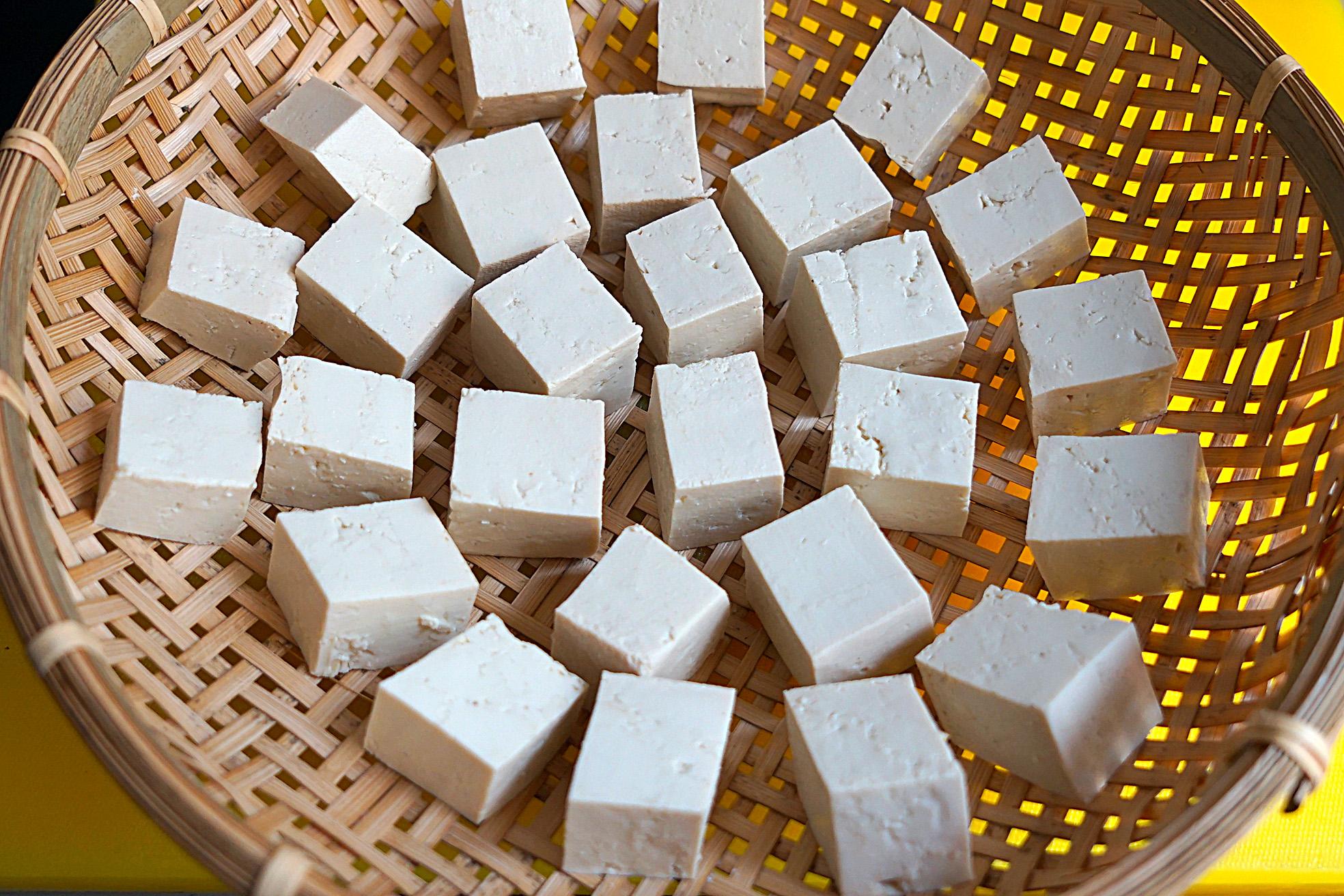 码放在干净的竹箩里摆放整齐,注意每块豆腐留有间距空隙,有利于豆腐的