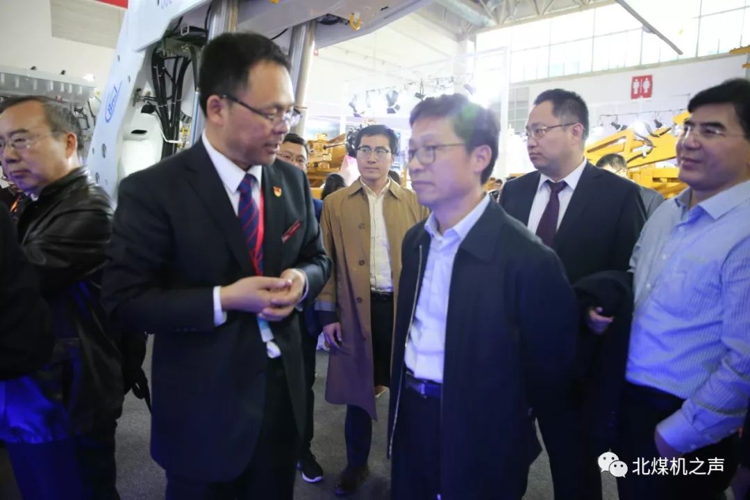 公司总经理,党委副书记张建国接待中煤集团总工程师马世志(右三)公司