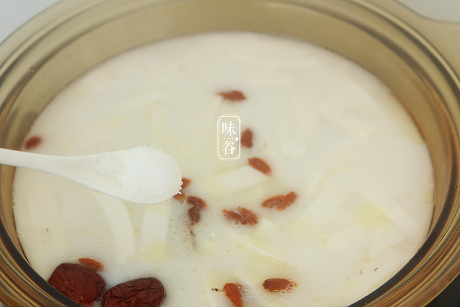 原创天冷了,这碗鸡汤别错过,汤汁奶白香浓,女人常喝滋补身体显年轻