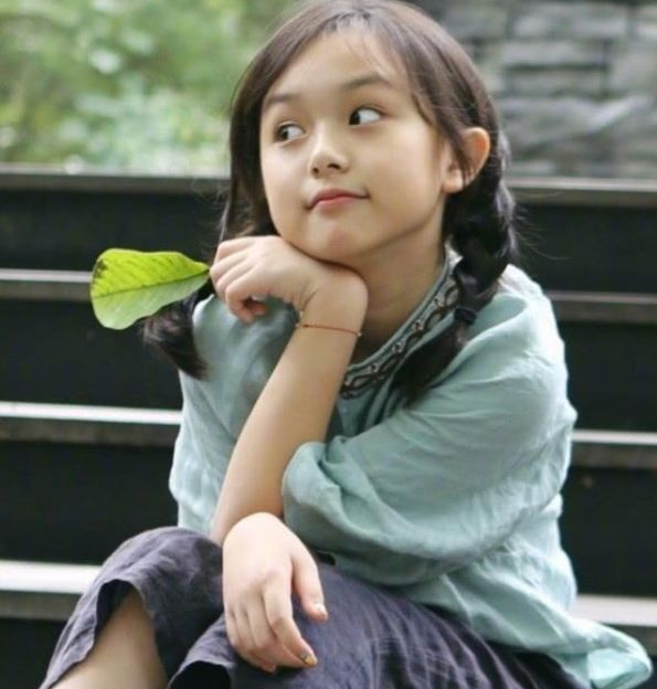 原创她是中国最美童星2岁就家喻户晓今长大被全网禁止整容
