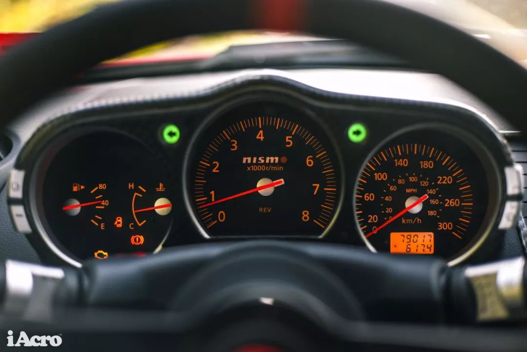 有时开着她出去吃夜宵时也会有好奇的路人来问这车是不是叫z,其实350z