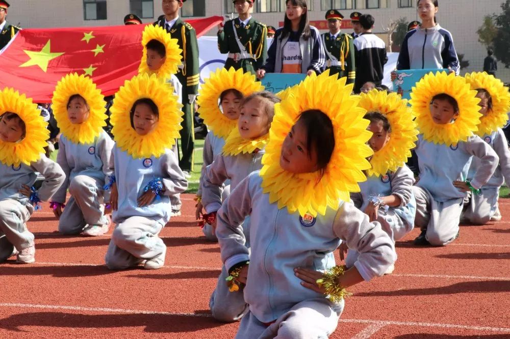 入場式結束後,舉行了莊嚴的升國旗儀式.