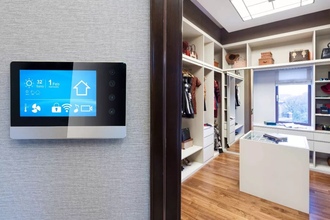 你的智能衣柜将可以为你提供天气,交通信息或者在浴室中,镜子中的