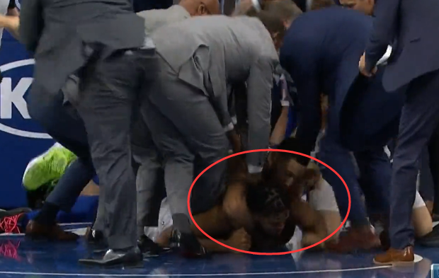 双方球员扭作一团,几乎看不清是拉架还是帮队友打架,球队工作人员也乱