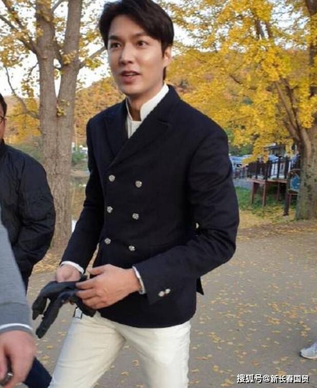 32岁韩星李敏镐近照曝光,退伍后首次复出拍戏,帅气依旧