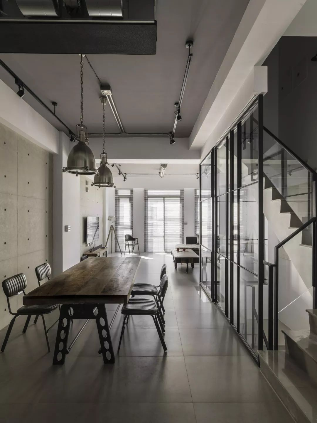 造型增添了空间的工业风气息以露出的明装金属线管 导轨筒灯灰色