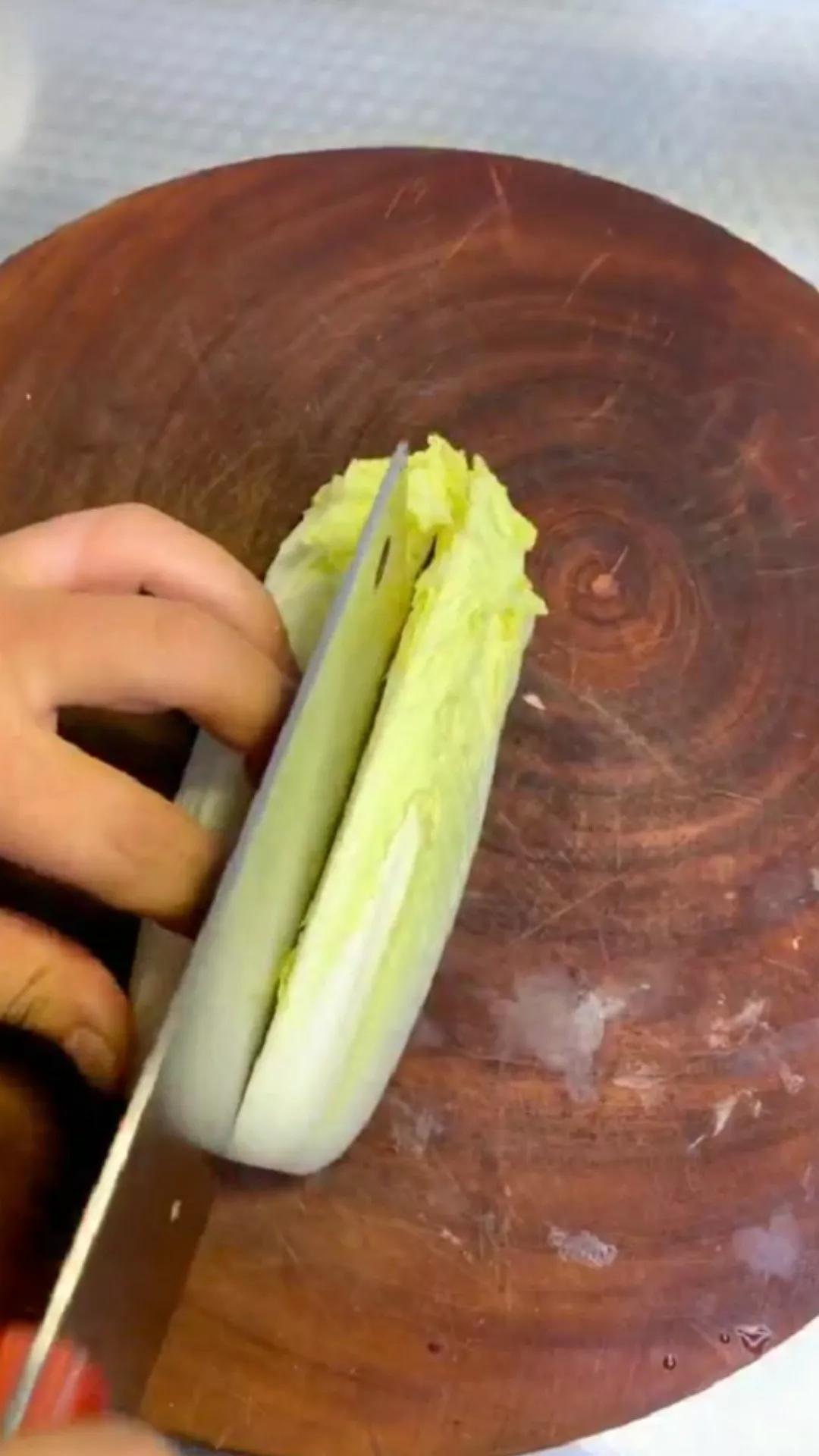 上汤娃娃菜只看汤色就晓得味道鲜极了尝一口更是甘甜可口哟