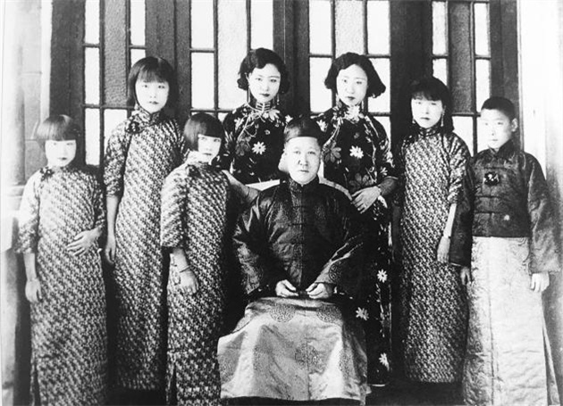 图5:溥仪的生父载沣与子女们的合影.