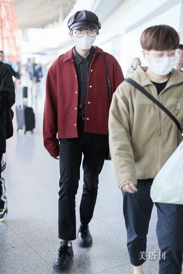 原创衣摆成焦点毛不易全黑look演绎上海滩风格八角帽大衣成标配