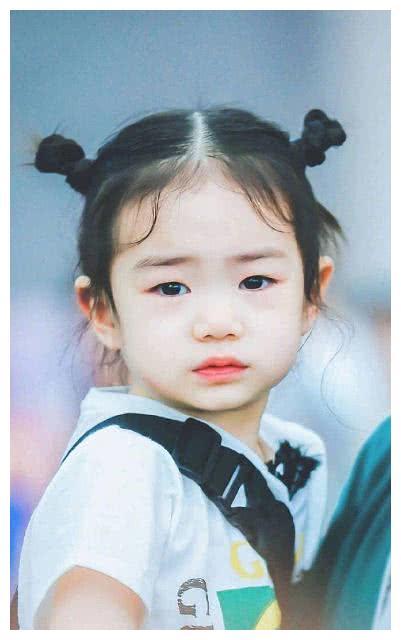 有种自黑叫戚薇发童年照和lucky如同复制粘贴简直一模一样