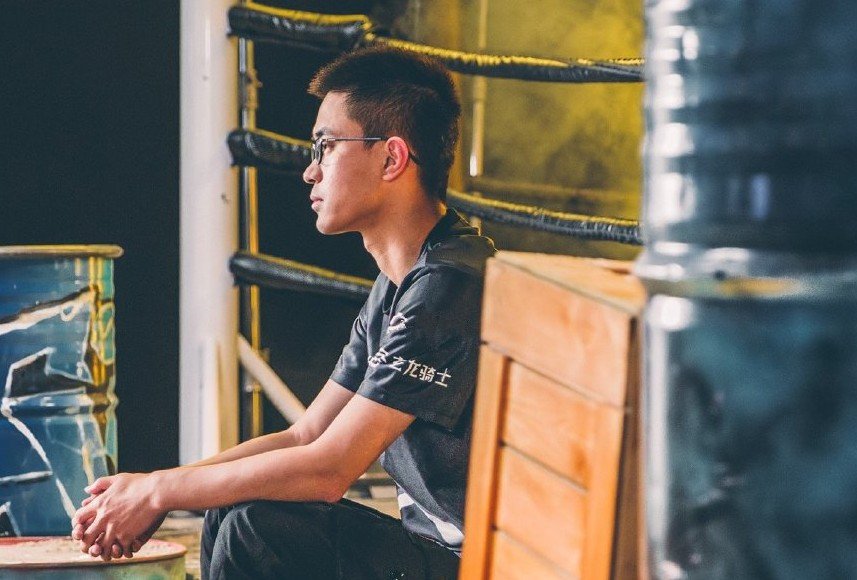 绝地求生4am王欣直播送礼却遭smg粉丝围攻都魔怔了